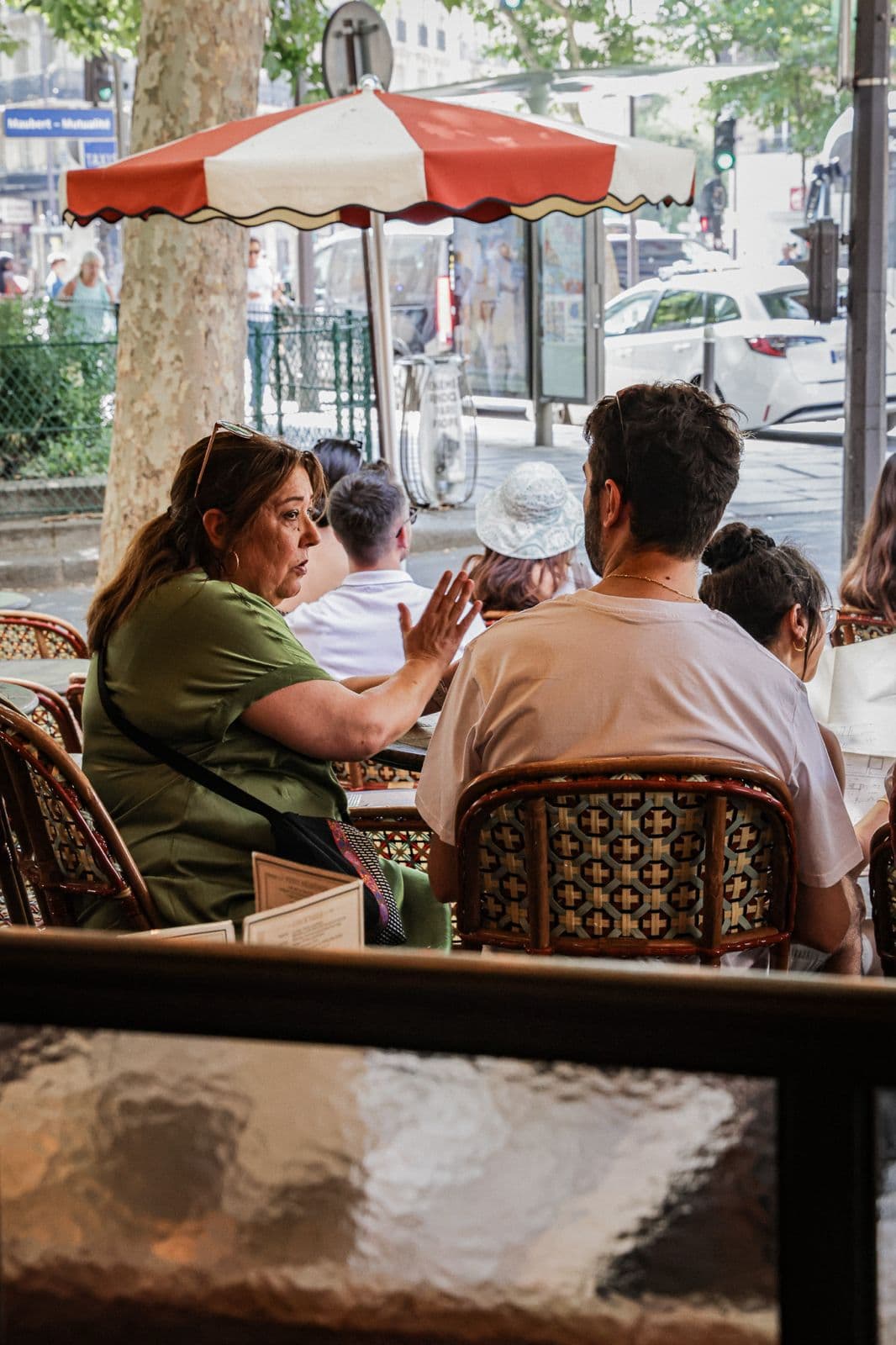 Couple attablé en terrasse boulevard Saint-Germain