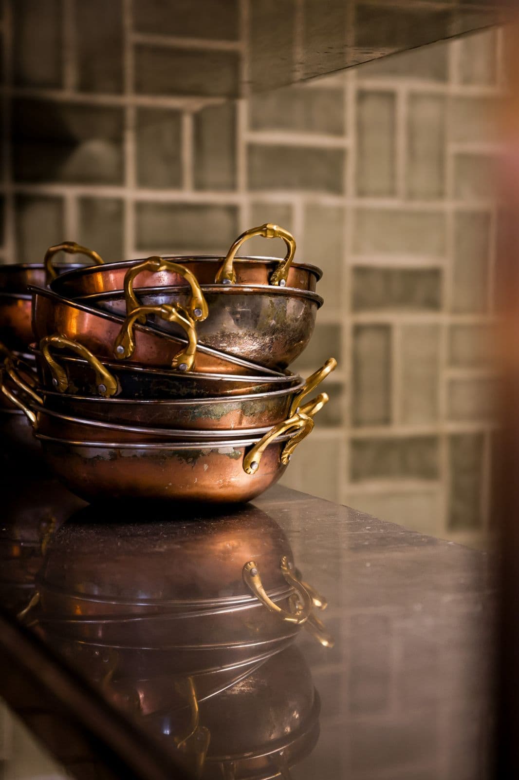 Détail de casseroles en cuivre dans la cuisine
