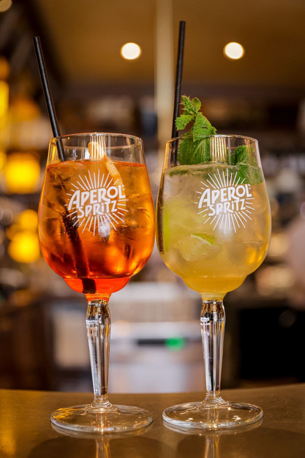 Deux Aperol Spritz Café du Métro au comptoir en zinc